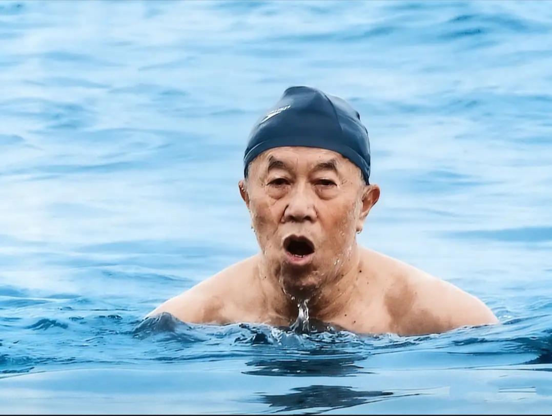 这是老作家王蒙游泳的照片。
谈起王蒙先生，很多人都会想到他的文学作品，比如《青春