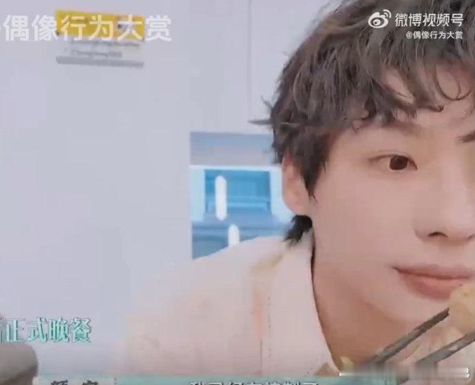 毕雯珺玩游戏脑瓜转得好快毕雯珺[超话]看毕雯珺玩游戏特别过瘾，他脑瓜转得飞快，不