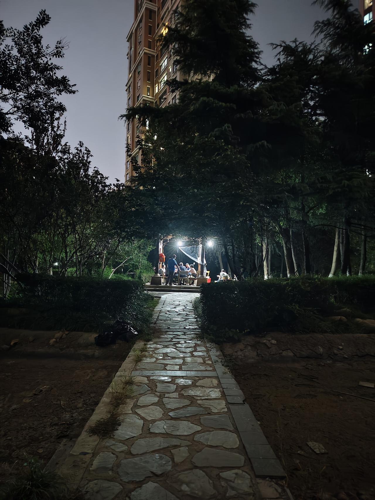 夜幕下的打牌人！我们小区有一帮人，经常聚在小亭子里一起打牌。长久以来，这个乘凉的