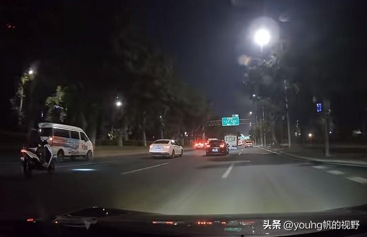 广州电鸡车主，在广园快速路上飙车，不幸撞上了前方的车辆，不知伤重程度如何？这是广