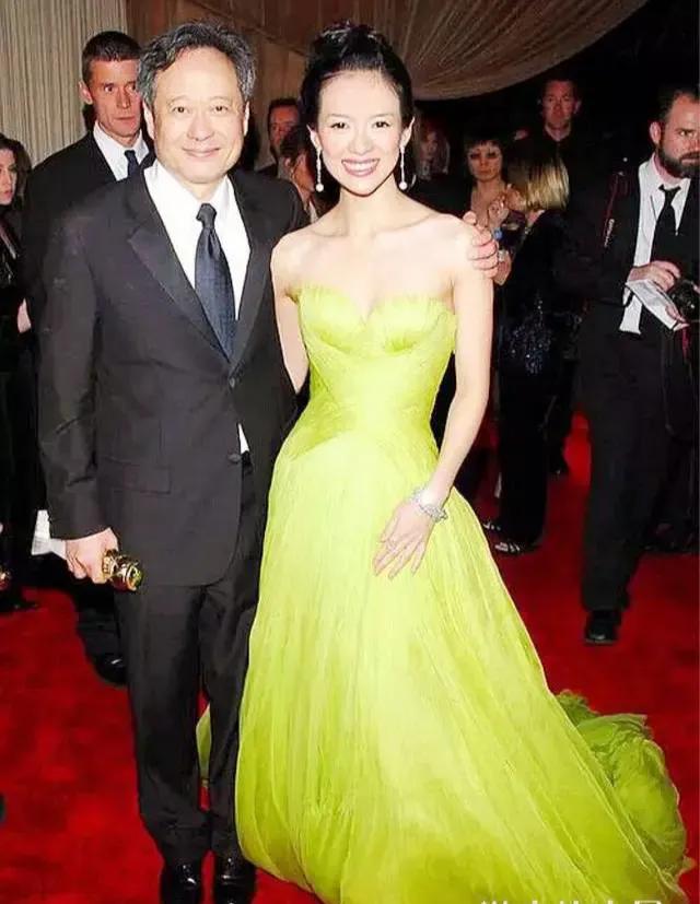 以前的章子怡和导演合照，笑的自信无比。
她是有这个资本的，与李安大导演谈笑之间，