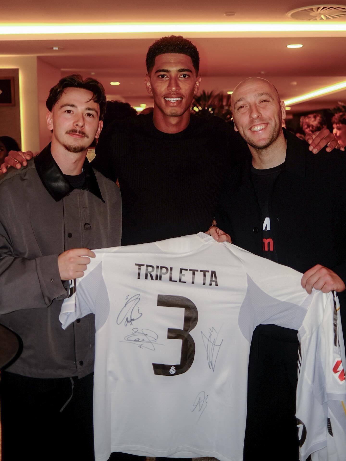 图1-图4是赛后在伯纳乌包厢的合影，图1的球迷在社媒上标注照片的拍摄者是裤袜图5