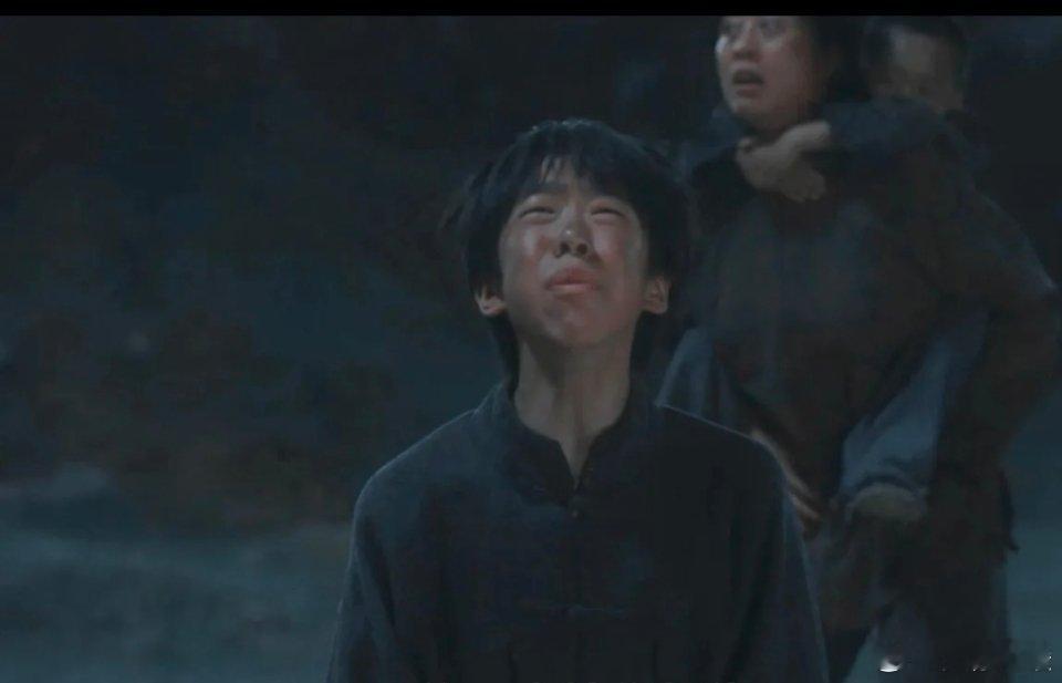 天呐，封四的儿子这走向太出乎意料！原以为他看到父亲带土匪进村，会心生怨恨，哪晓得