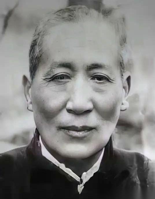 这事儿最绝的地方，不是那个传说中喝人奶的地主刘文彩。
也不是那只在博物馆里被无数