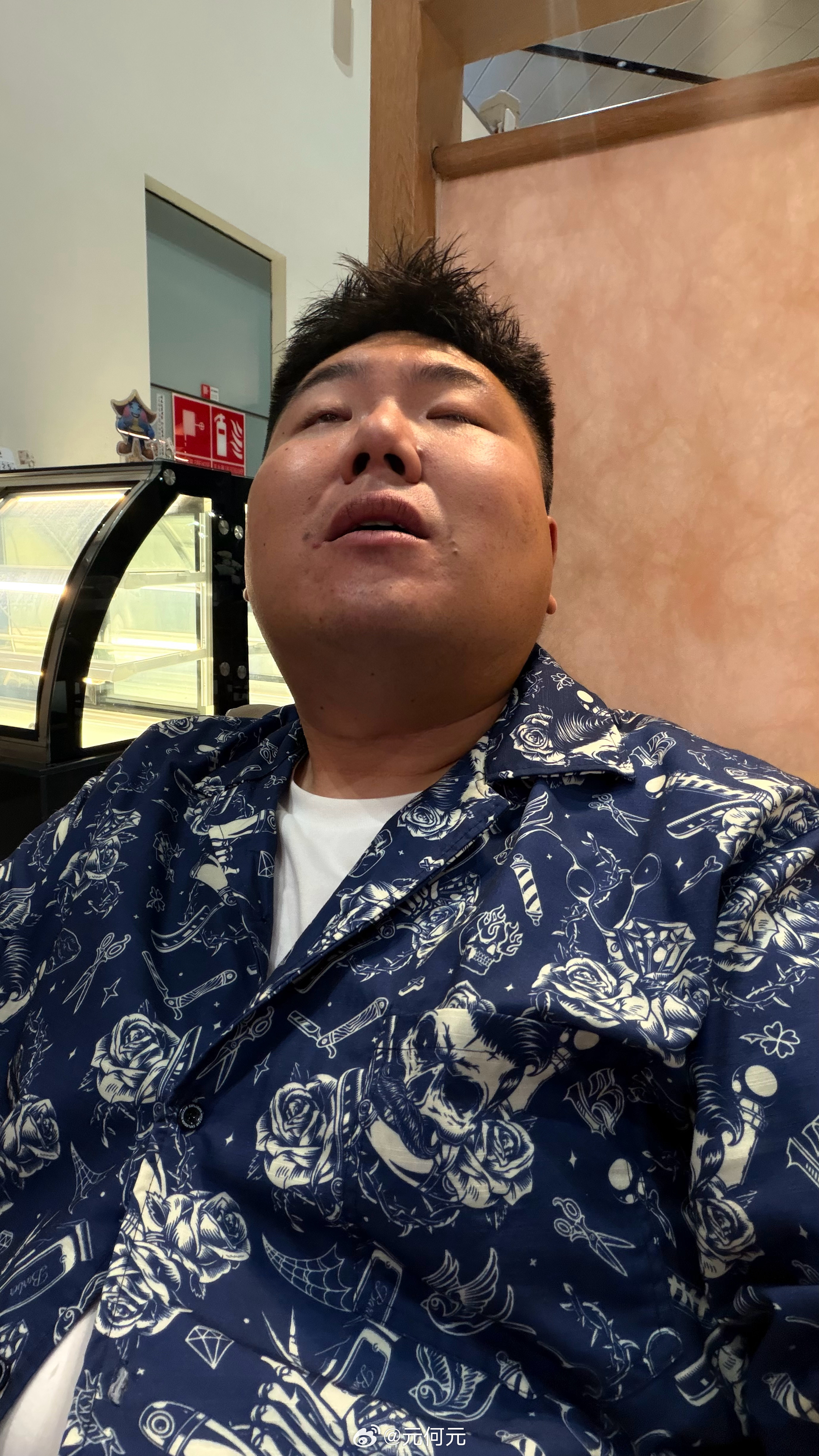 从四点半坐到了现在，就因为北京的这场大雨！回不去家啊！！！！大元日常  ​​​