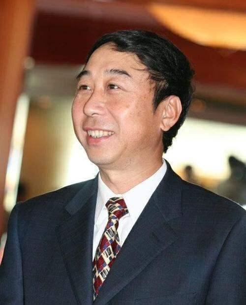 [微风]1990年，冯巩忽然接到冯小刚电话，想借钱给女儿做唇裂手术，当时两人的交