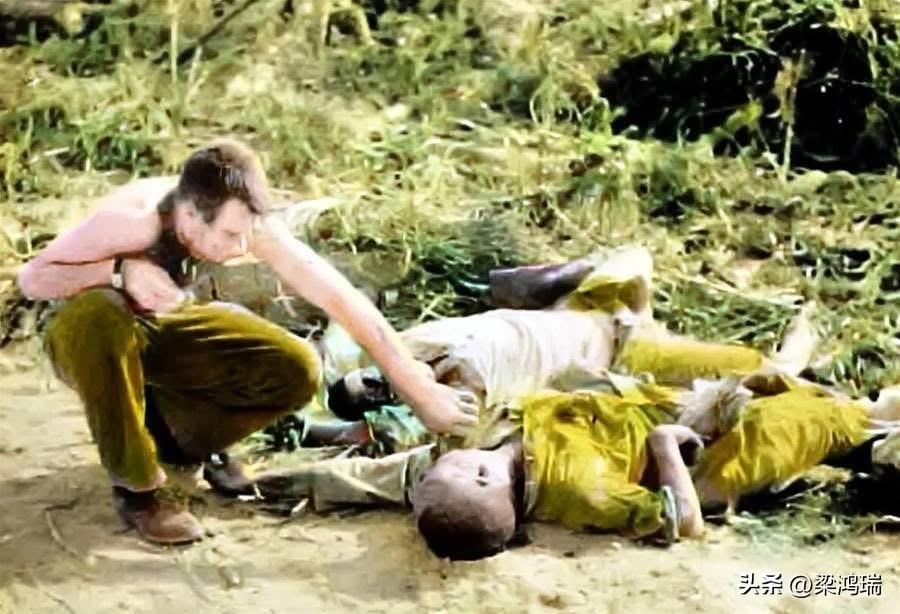 太平洋战争期间，一个光着膀子的美国大兵正手拿老虎钳，小心翼翼的从日本士兵口中拔牙