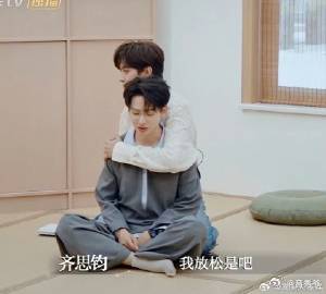 王敬轩给齐思钧矫正背 午休秒变养生好时光，助力团齐做“古偶式”养生操。李晟打坐宛