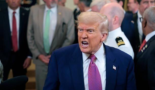 特朗普这次真的被架在火上烤了！能拉他一把的，放眼全球恐怕只剩中国了。4月19日消