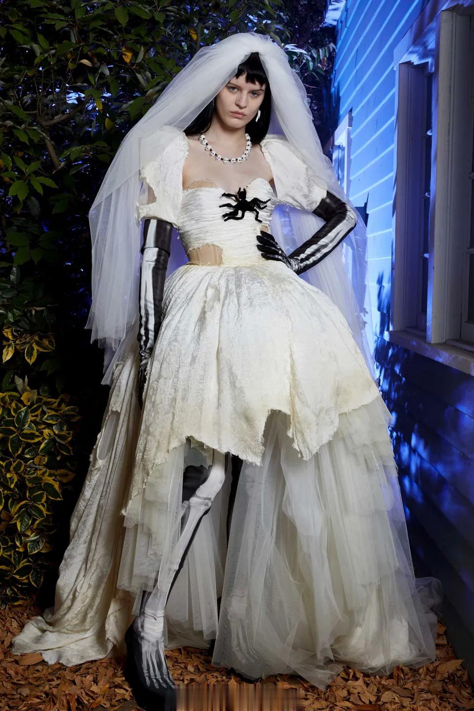 🎃万圣节造型灵感来了！出自 Moschino 2020 早春系列，南瓜灯、幽灵