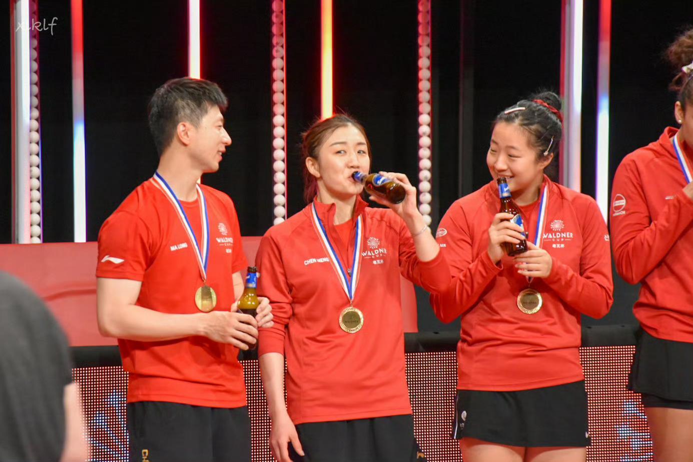 马龙陈梦颁奖仪式上对瓶喝啤酒  北京时间12月16日，老瓦杯亚洲队夺冠 ，陈梦马