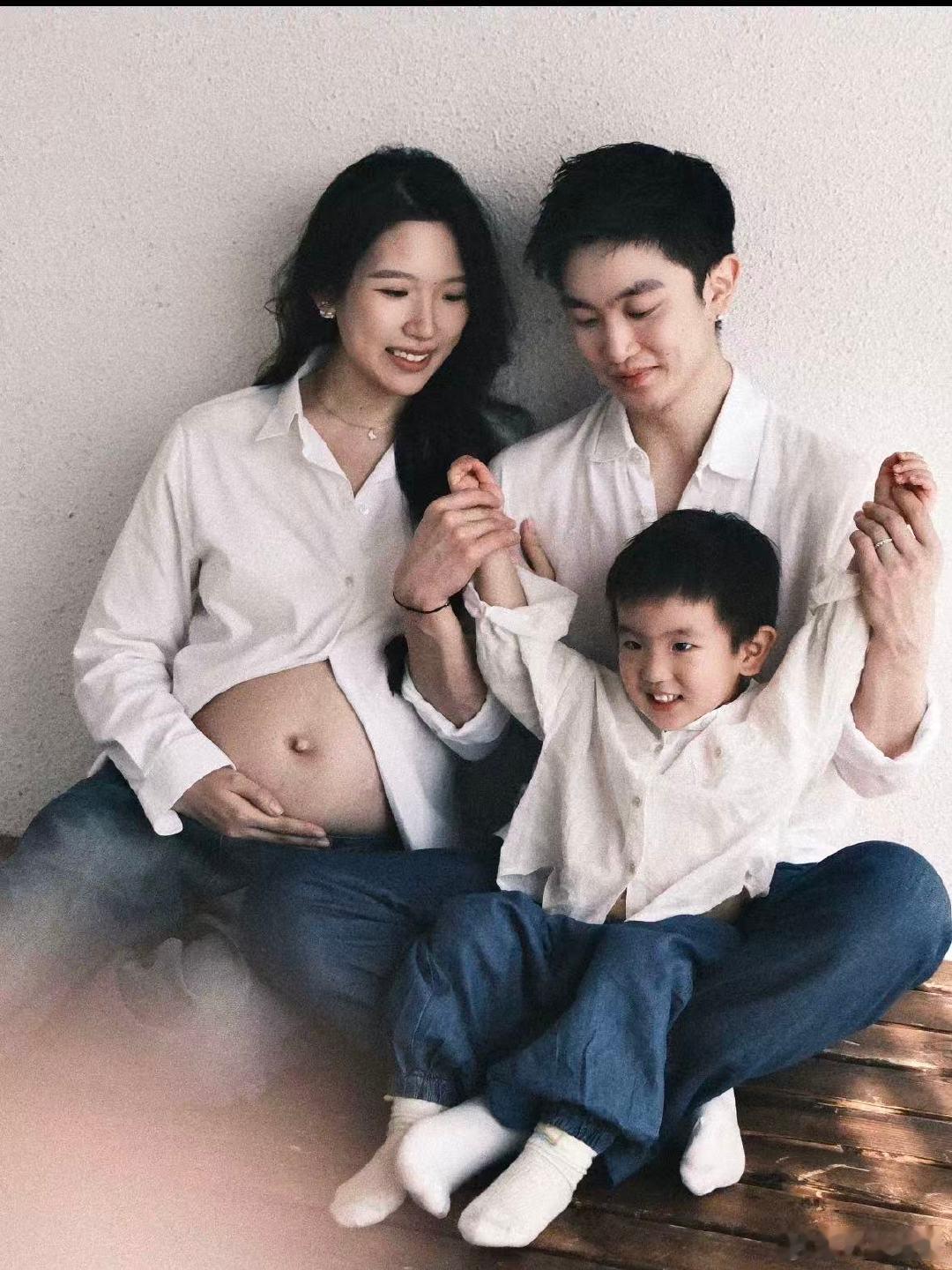 花滑闫涵带娃上爸爸当家 爸爸当家 听取大众呼声请来闫涵，高冷花滑男神一回归家庭秒