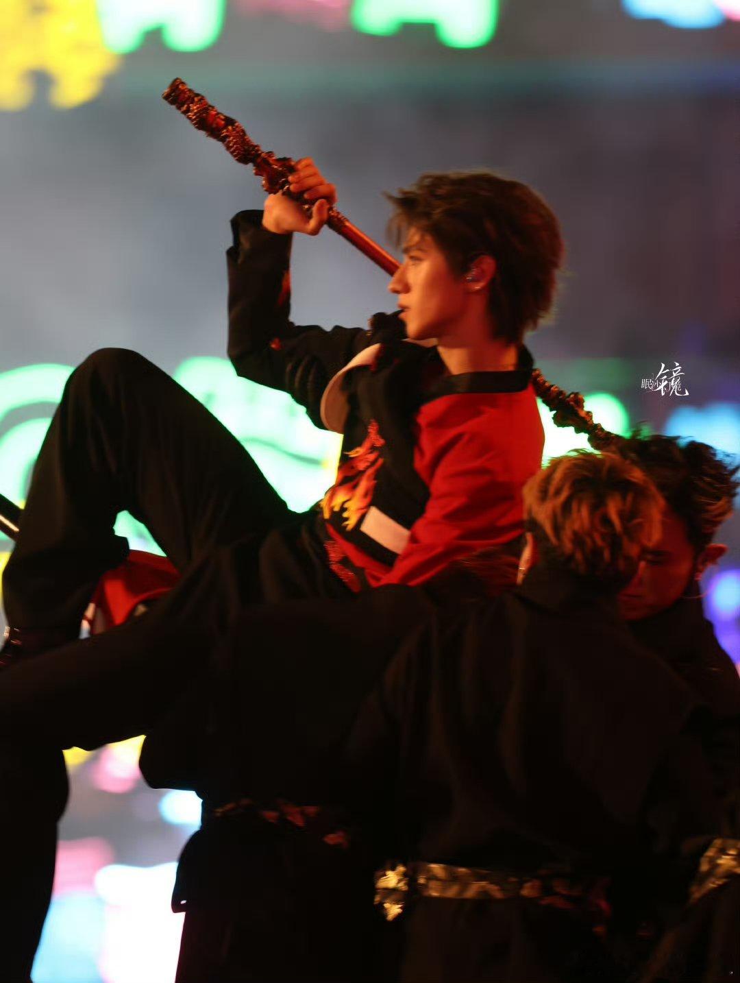 朱志鑫扭胯领域绝对的统治区 朱志鑫黑西装造型利落吸睛，扭胯力度精准卡点，朱志鑫用