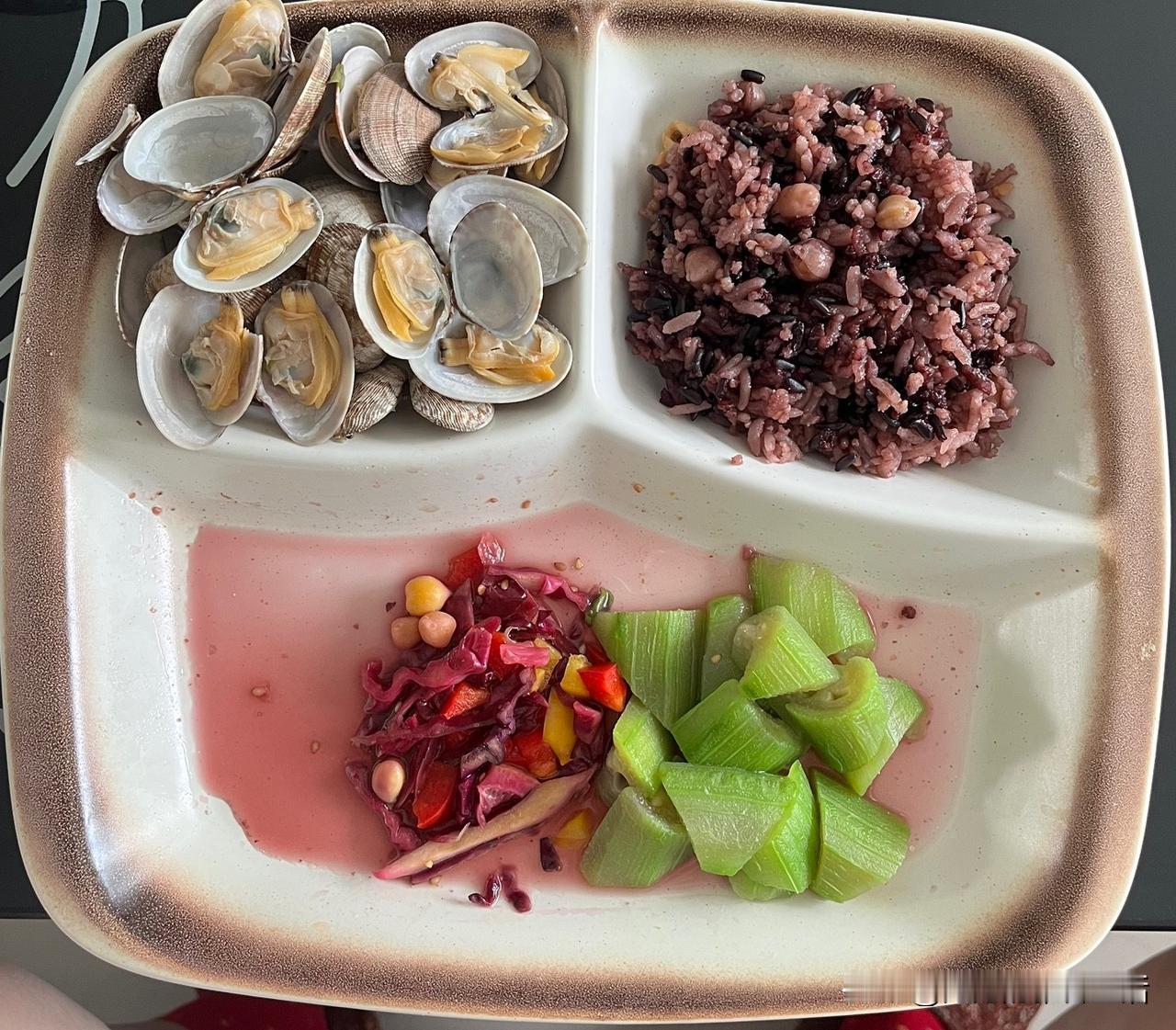 午餐是花蛤和丝瓜汤，上午在超市买了一斤多花蛤，买了一根丝瓜，先把花蛤洗干净，然后