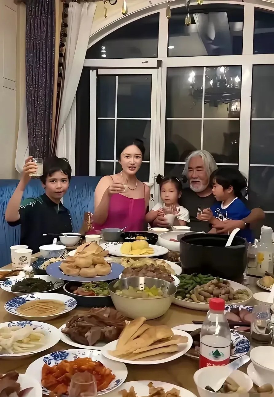 张纪中家里吃饭的人不少啊！这一桌子看起来虽然不丰盛，也没有多大食欲，但是量真的大