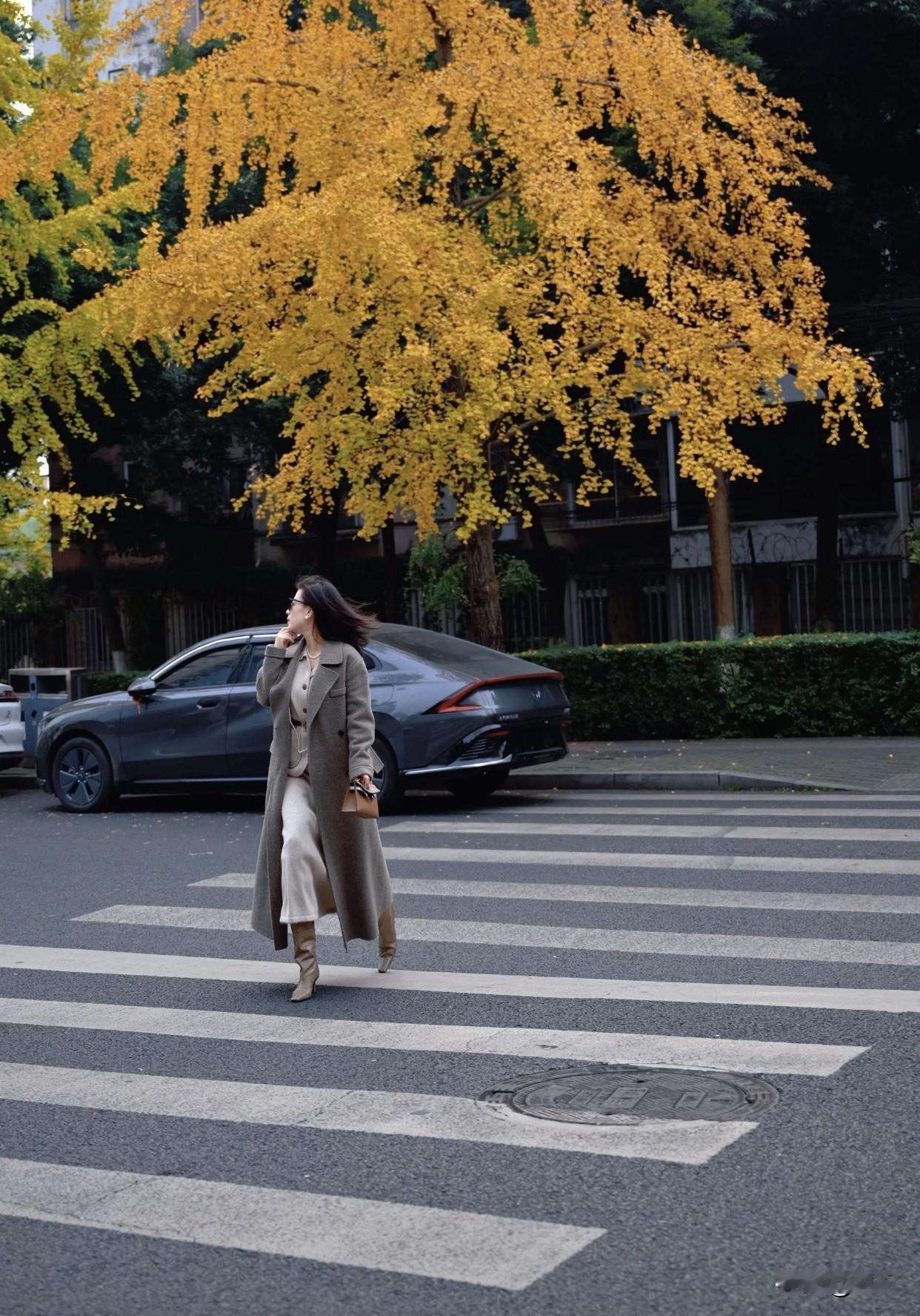 怎样穿搭能显示出温柔的女生气质?优雅秋日穿搭，灰色大衣配珍珠项链，尽显都市女性魅