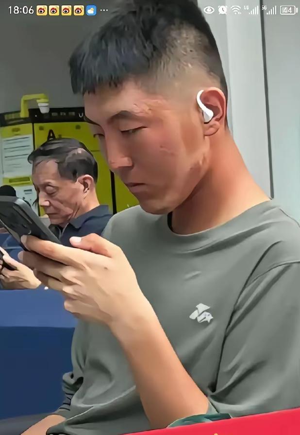 这几张照片，真不是一般人能扛得住的——
起初我还以为就是几双穿旧了的脚，结果越看