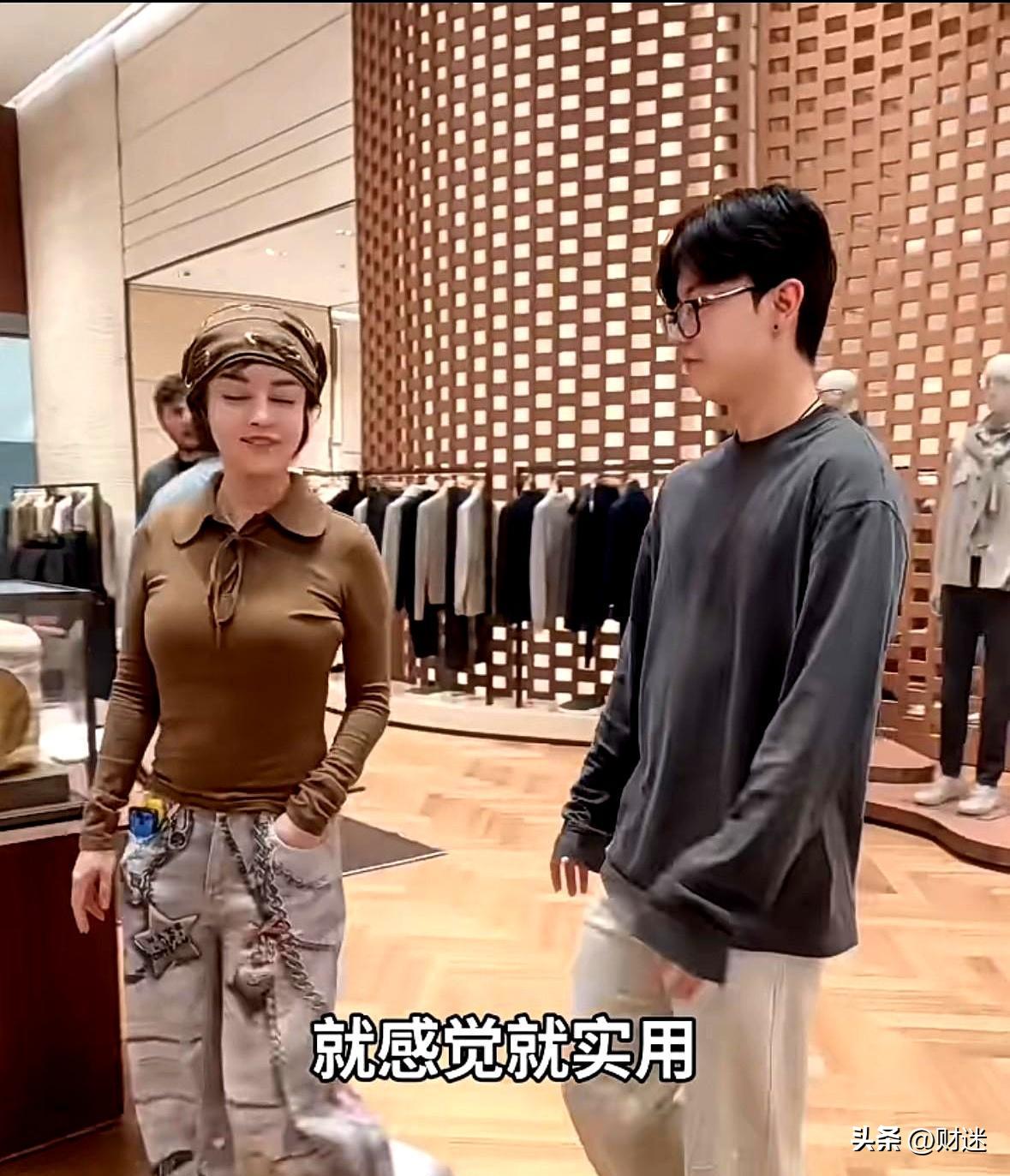 我一直觉得，真正的富有人格魅力，可能不是靠外在的耀眼光环，而是那些低调而深沉的价