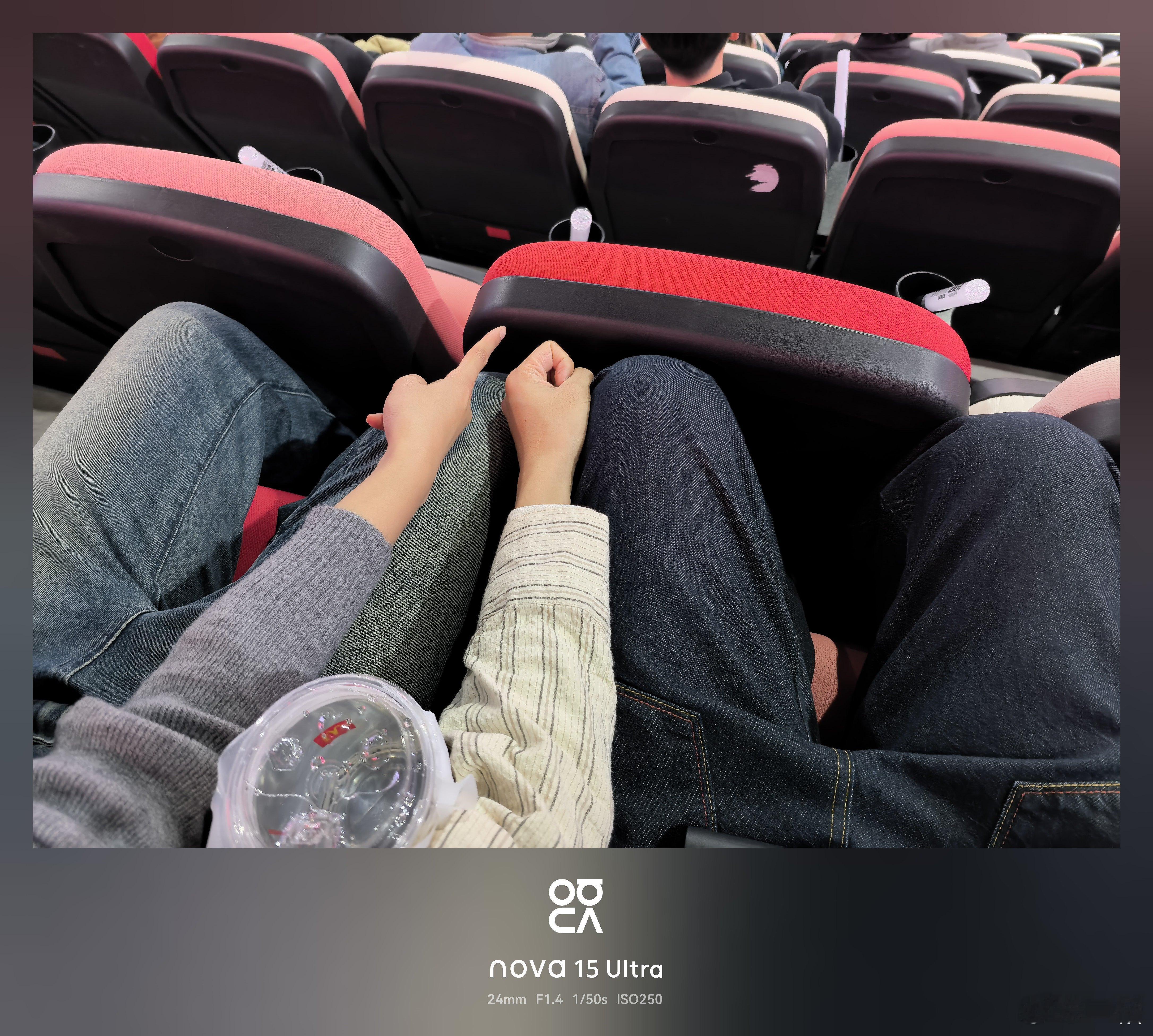 厦门凤凰体育馆的座位，可以说是刑具了，一丁点脚部空间都不给啊，不如卖站票了。 