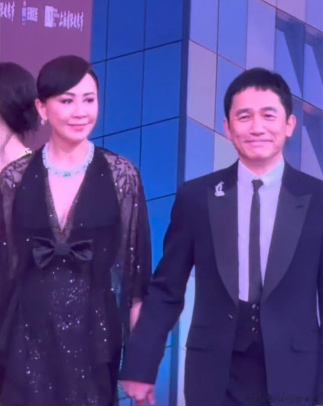 梁朝伟老婆没牵手就抠手现在确实是变了很多啊 