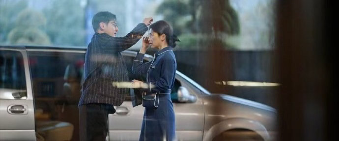 朱珠剧里又乘风破浪上了朱珠一杯红酒泼出年度爽剧🥂朱珠把熟龄女性成长线演活了！遭