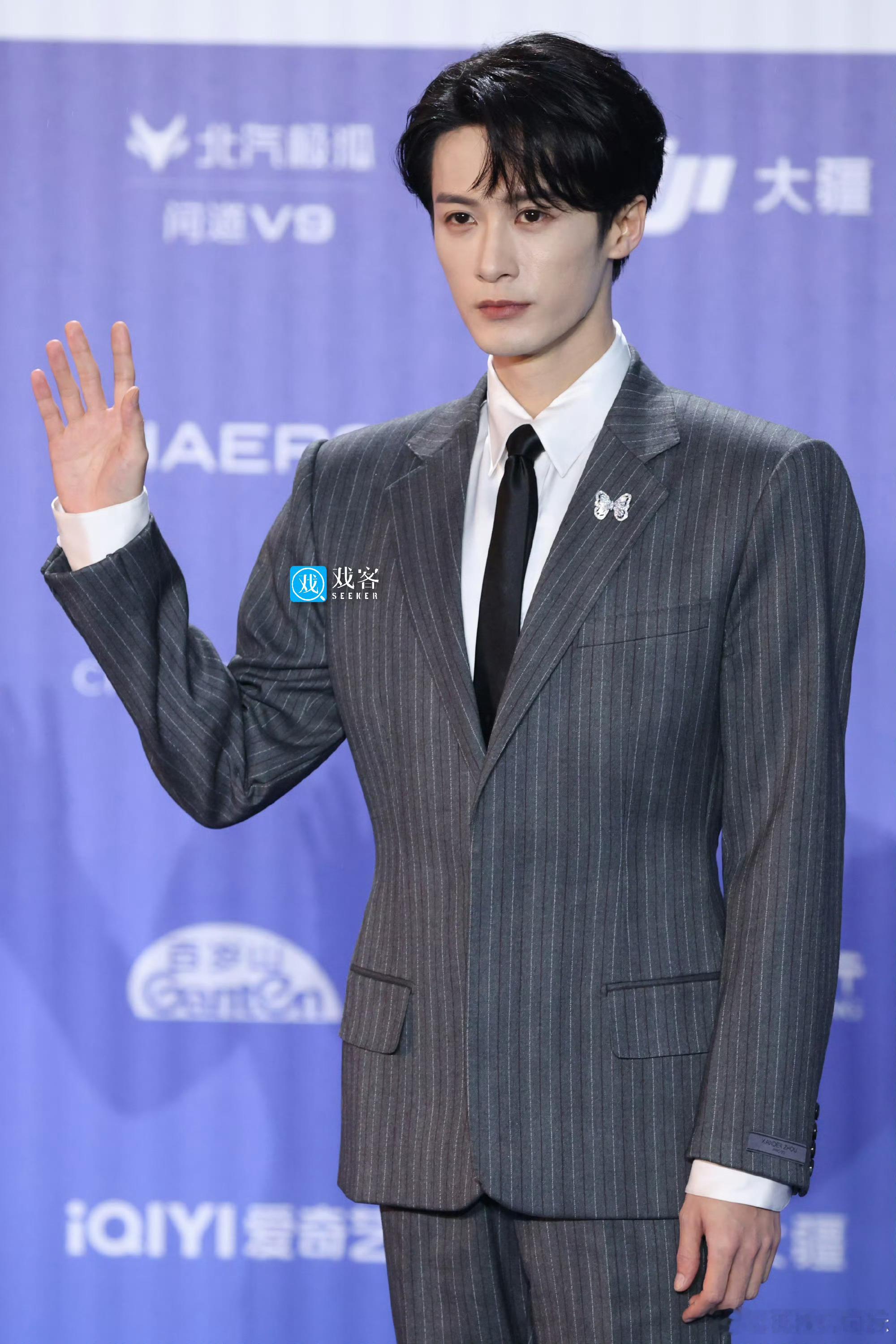 檀健次脸上全是立体精致的五官檀健次北影节红毯造型 檀健次北影节红毯，脸上全是立体