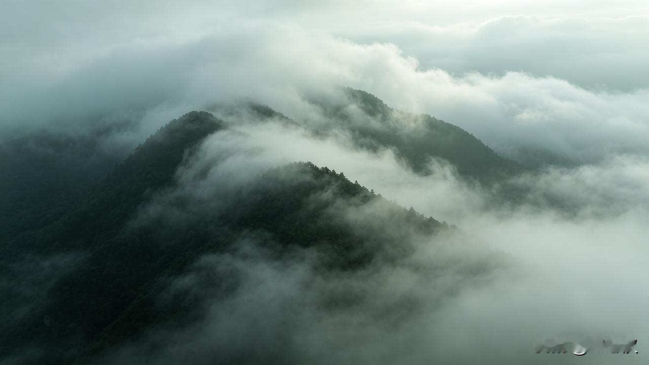 上联:云雾缭绕
下联:山水缠绵
