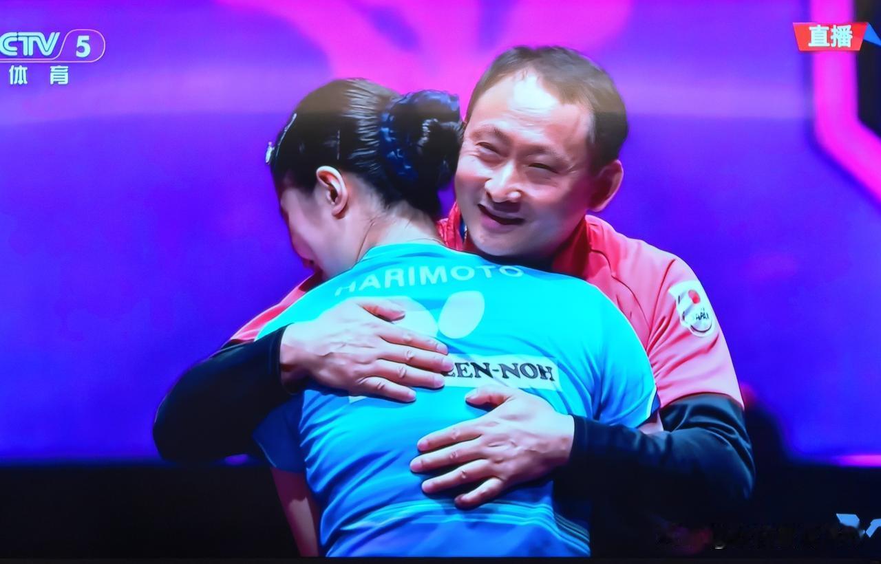 老张本比小姑娘还累
老张费心小姑娘费力
比分落后时祈祷许愿
比分领先时鼓掌加油