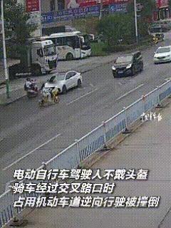 好，判得太对了。
据中国青年报报道，湖南邵阳，一位穿白衣的姑娘骑着自己的小摩托途