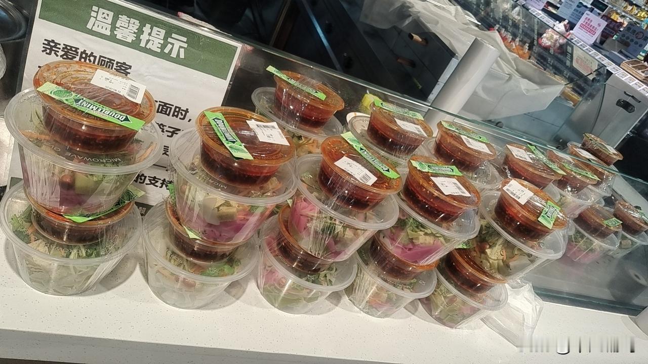 这么多的凉皮，好想吃，好久都没有吃过凉皮了[大笑]