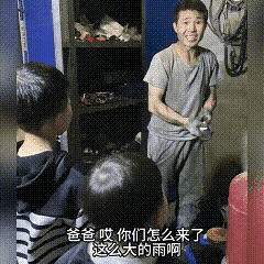 已经晚上9点了，外面还下着大雨，丈夫迟迟没有回家。女子放心不下，带着两个孩子一路