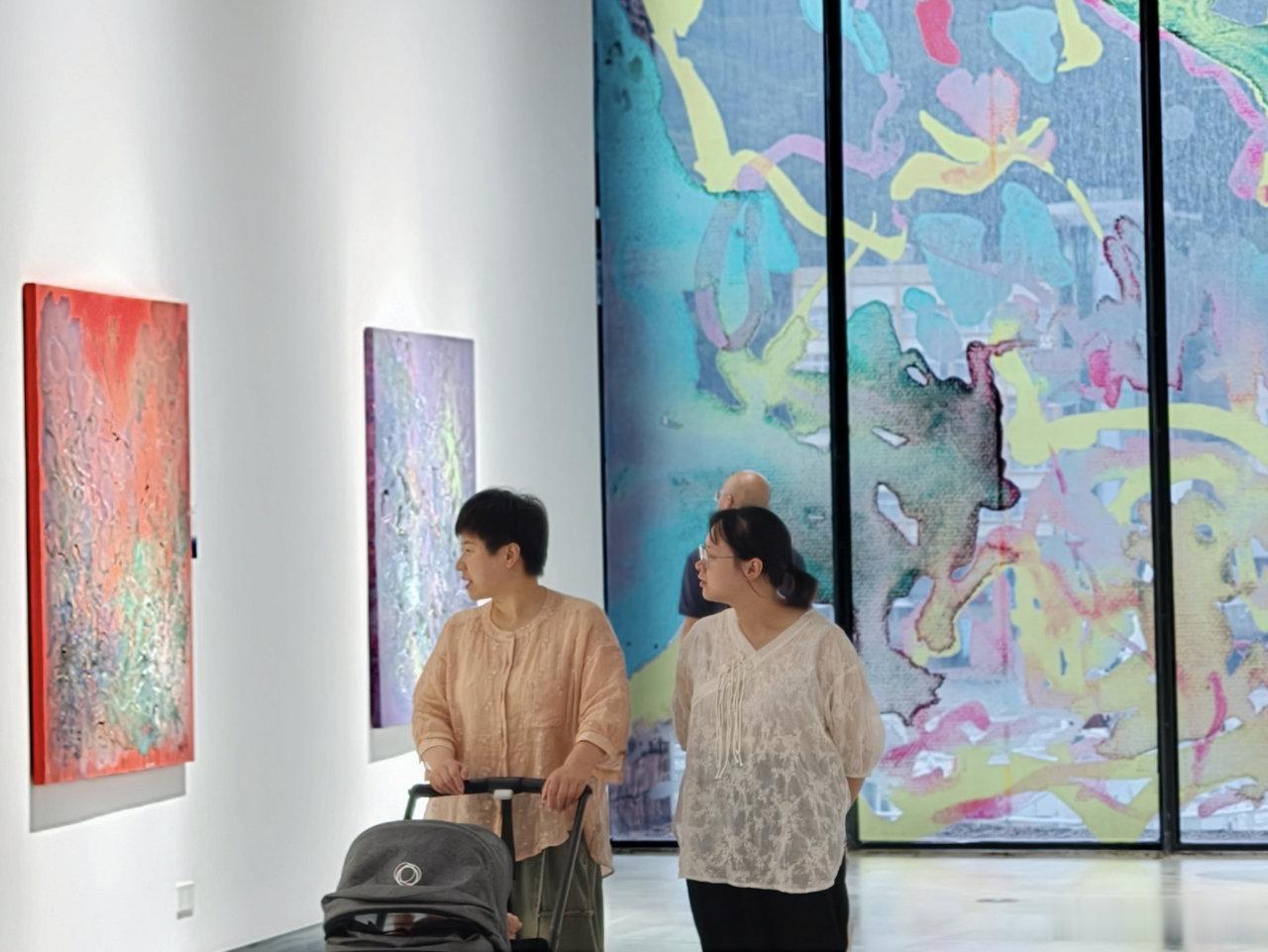 两位宁波艺术家舟山办双展诉说海岸情怀 7月5日，宁波艺术家王之琛、林海勇双艺术展