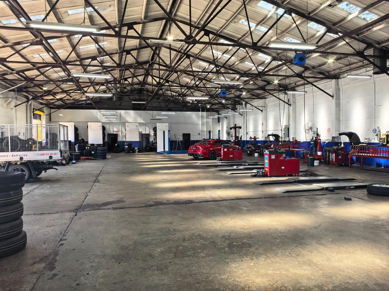 在墨尔本补个胎，轮胎店上千平米，带豪华休息室[呲牙]拆装内补要45刀，人民币19