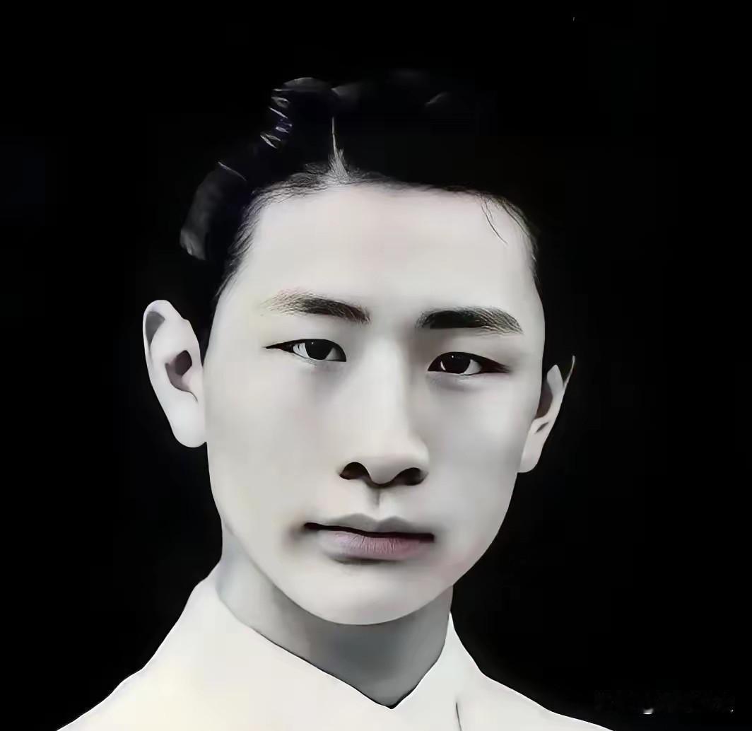 1940年，熟睡中的冯运修，突然感觉不对劲，好像是日军包围他家了。他从枕头下摸出