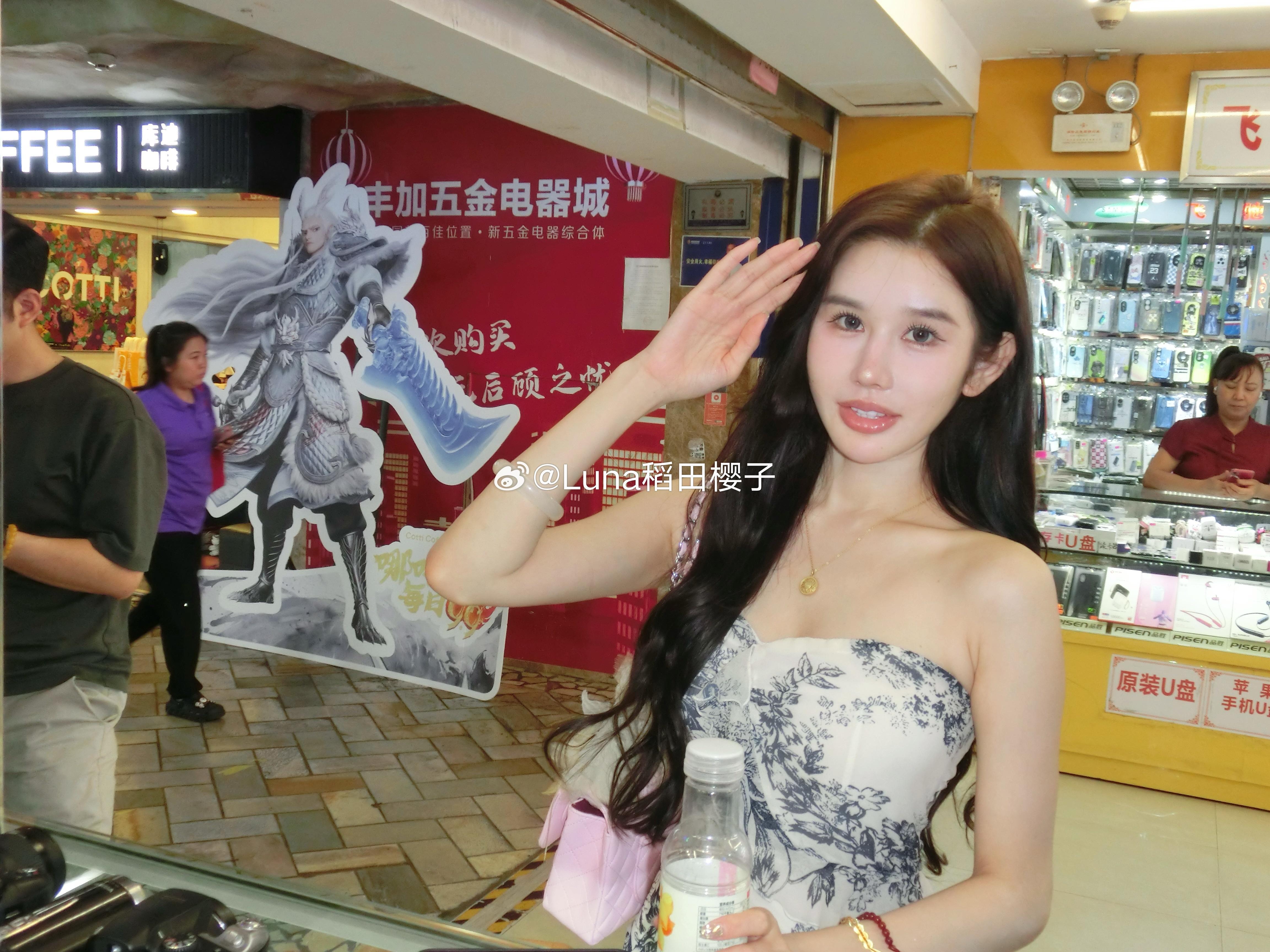 爱你的人会出现在你的未来里[馋嘴][馋嘴][爱你]新相机拍几张～ ​​​
