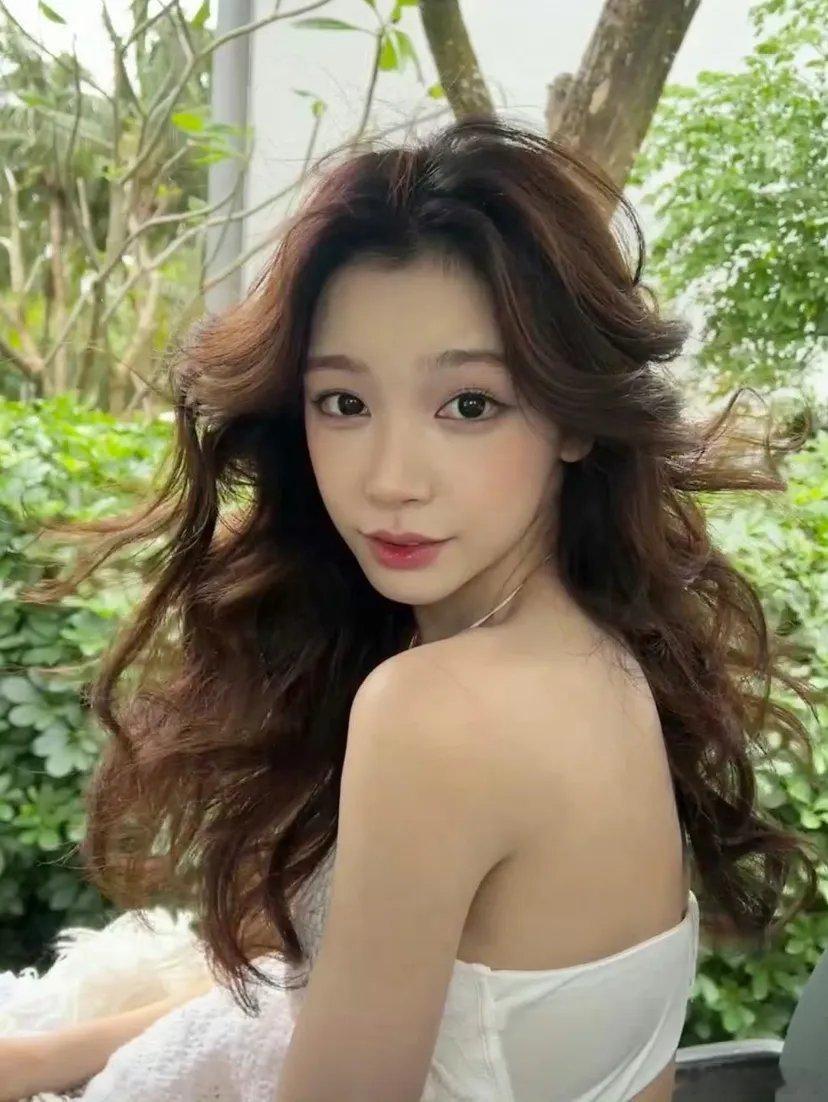 易梦玲现在很尴尬啊都闹成这样了，男方也不出来说两句不管那视频是不是AI，从狗仔偷