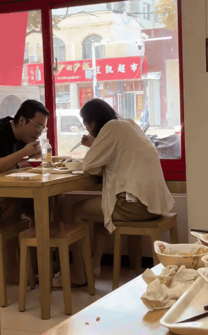 这位大姐厉害了，看来是想准备将这全身的行头都“7天无理由退货”啦？
