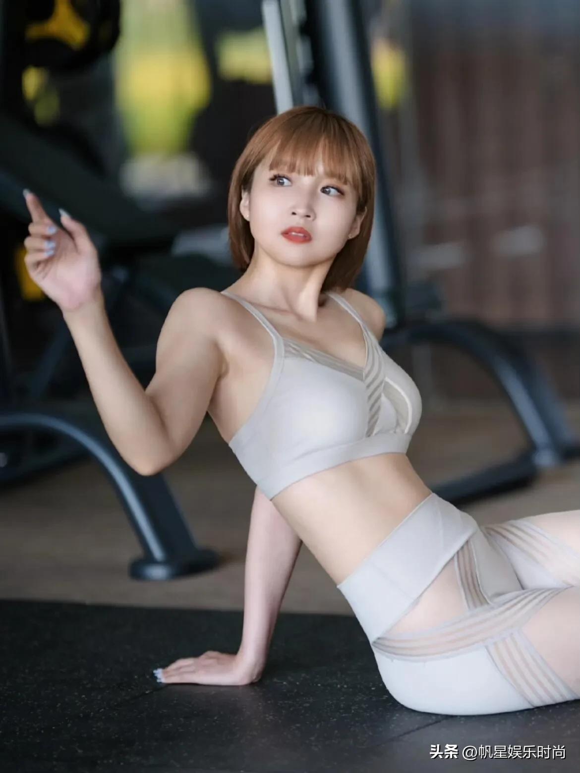 现在明白了瑜伽服的魅力了，真的太绝了。就说瑜伽裤，它打破运动装不上街的传统，利落