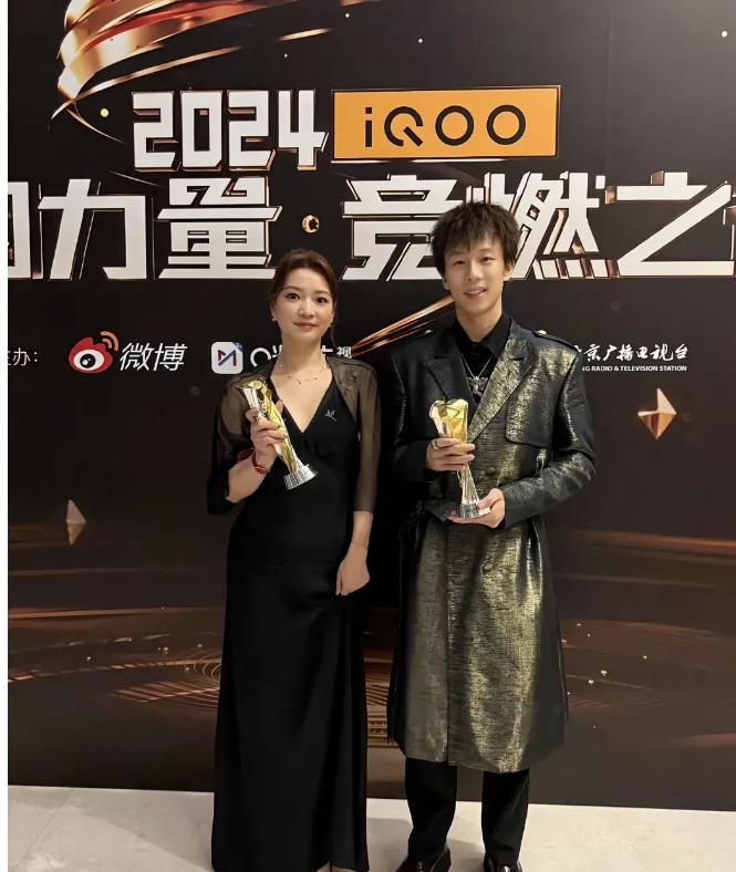太劲爆了！
黄雅琼和林高远合影引发热议，两人年龄相仿，站在一起郎才女貌，让人不禁