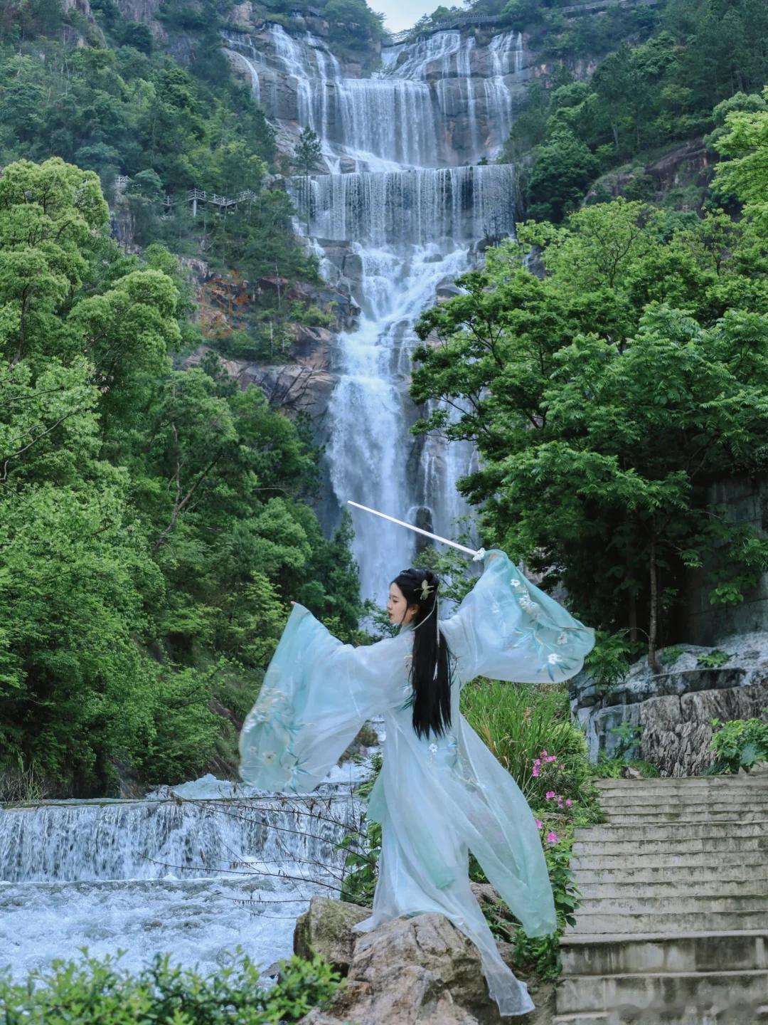 盛夏追光之旅微博旅行ing都说一座天台山，半部全唐诗。这座藏在浙江中东部，宁波绍