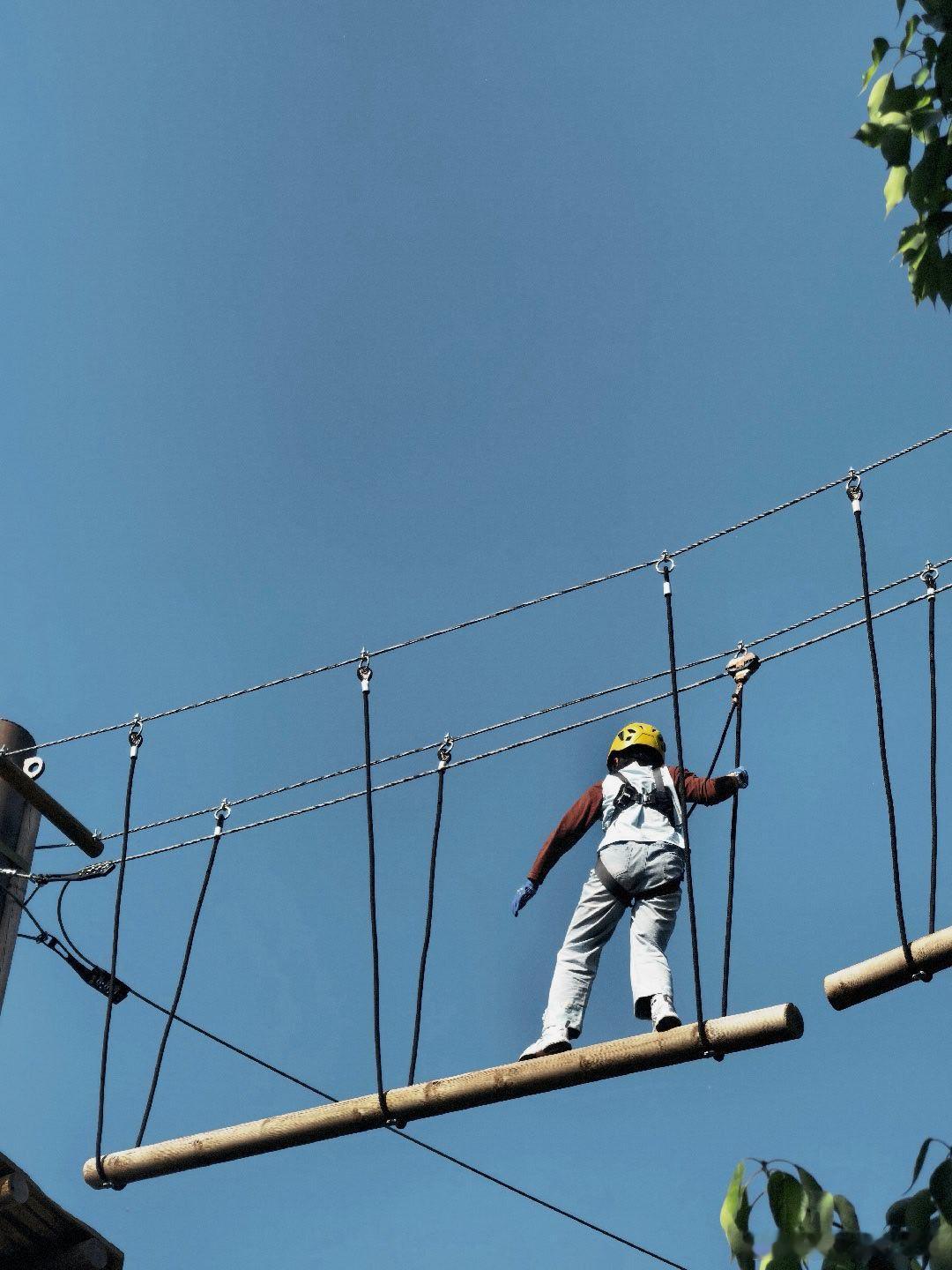 蓝天之下，有人正和胆怯博弈。看着他迈出的每一步，都觉得超酷的！黄文说摄影世界五一