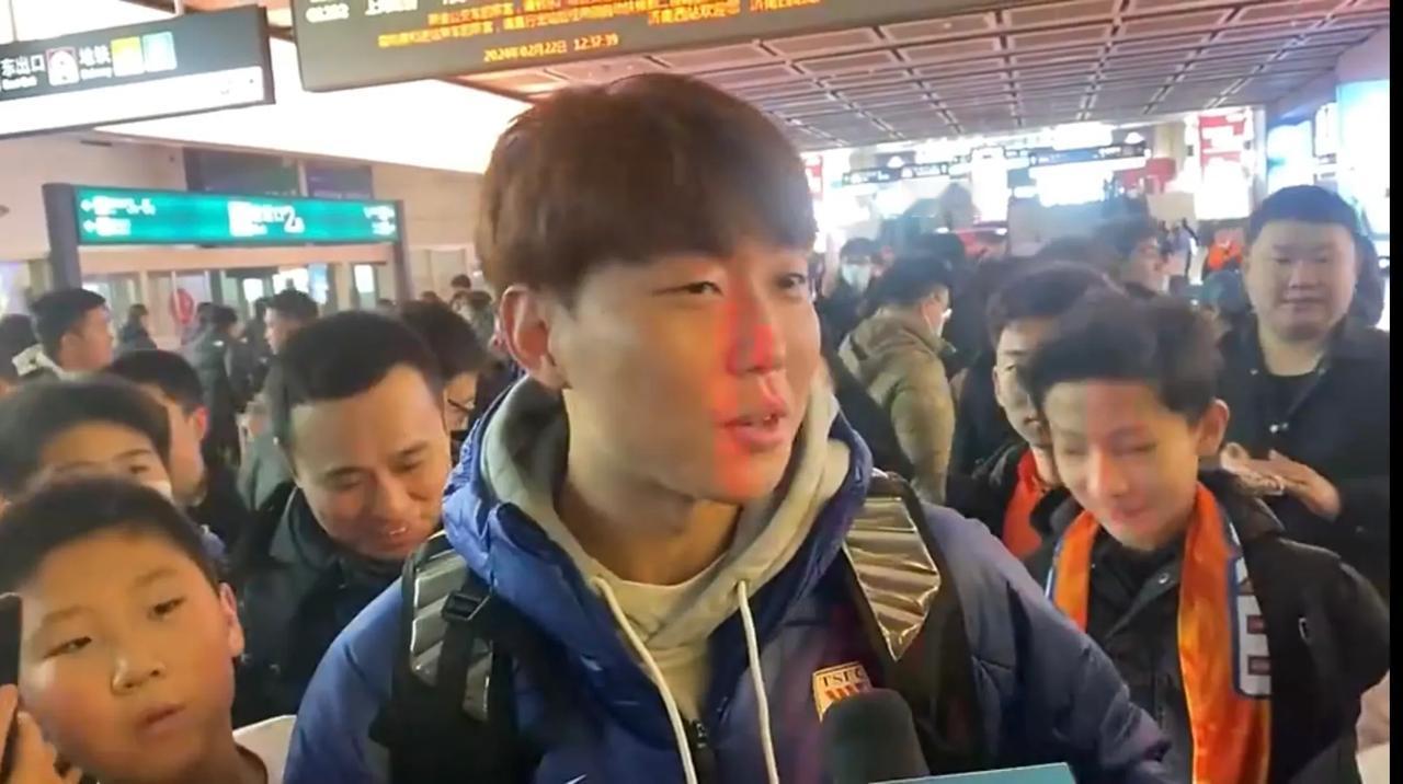 今天下午，历经磨难的泰山队回鲁小分队抵达济南西，球迷们进行了接站欢迎！
有球迷问