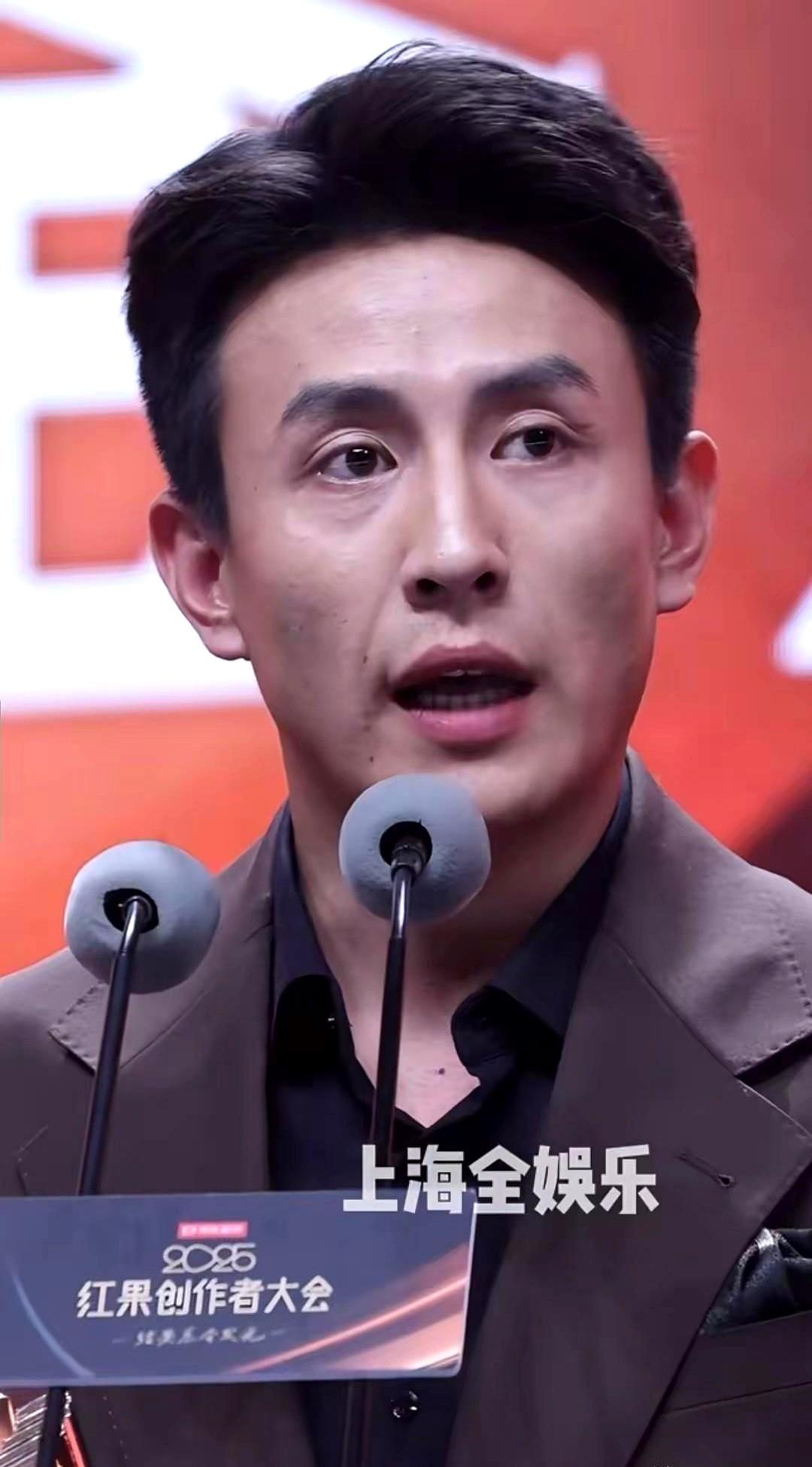 刚刷到刘萧旭在鎏光盛典的获奖感言，这小伙确实有点东西。
 

他在台上把自己比作