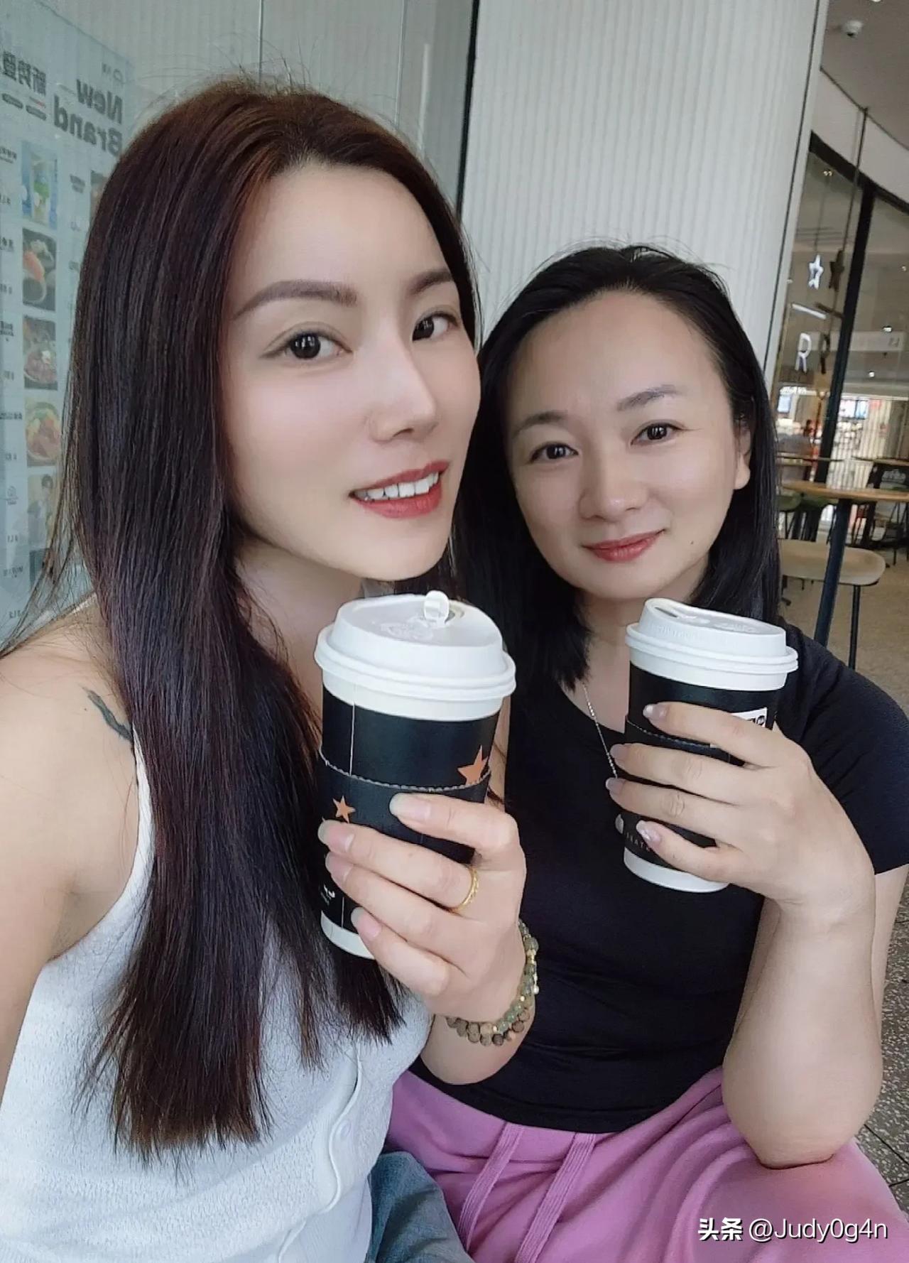嗨，大美女😍我们好久不见喔，你的笑容还是那么灿烂迷人！闺蜜早咖约会 姐妹咖啡时