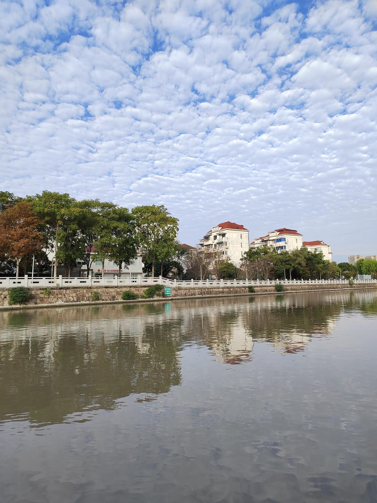 很多人心中都有个云深不知处。无论多么怀念，多么伤怀都无济于事，物是人非，那是再也