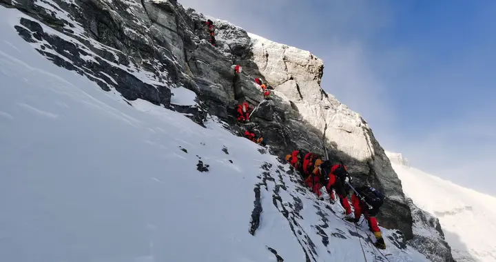 |“巅峰使命”珠峰科考登顶科考队正在经过珠峰著名的第二台阶