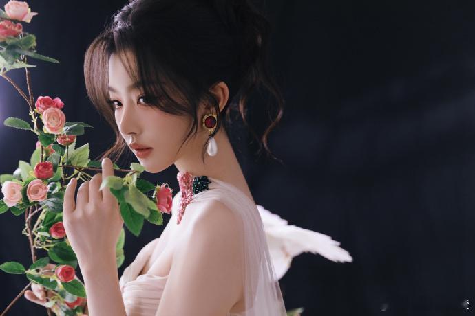 孔雪儿 媚眼抛给我看 孔雪儿今天这媚眼是开了滤镜吧！花仙子造型美到发光，发梢飘着