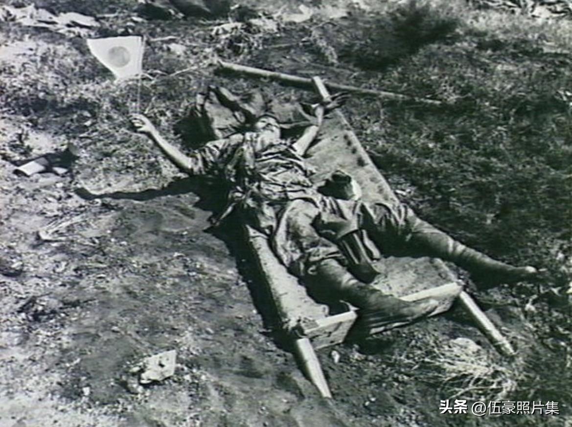 1945年2月23日，马尼拉战役期间，一个被击毙的日军士兵，有美军士兵故意在他手