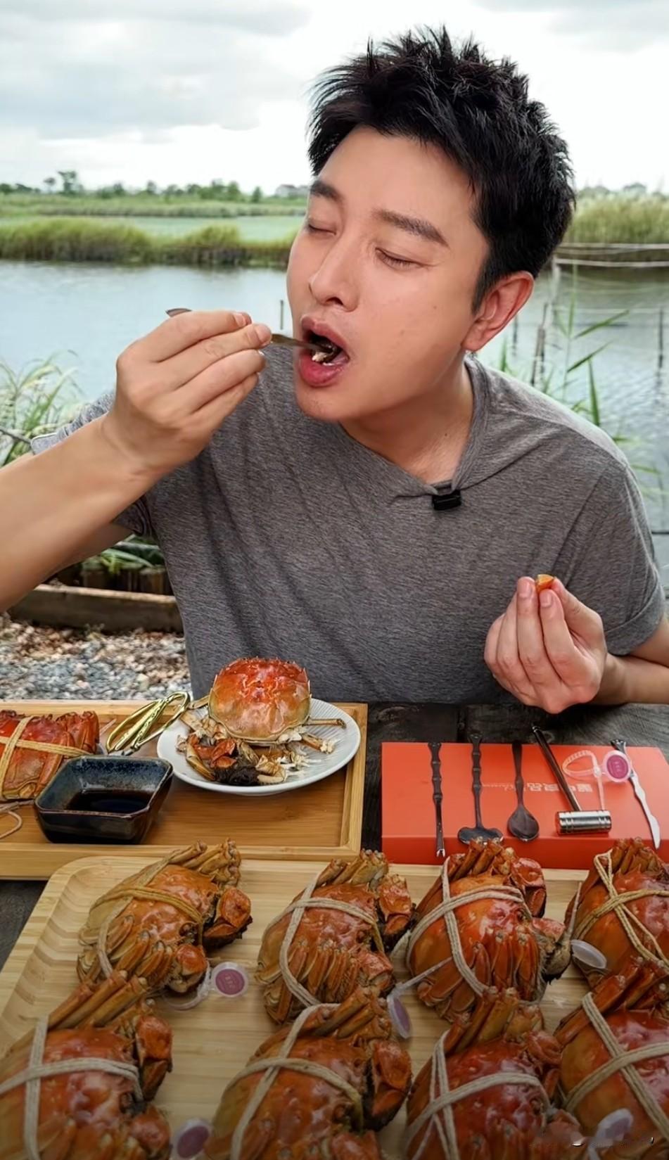 贾乃亮沉浸式吃蟹


贾乃亮吃蟹太香了！他坐在湖边，面前摆满绑着绳的大闸蟹，正用