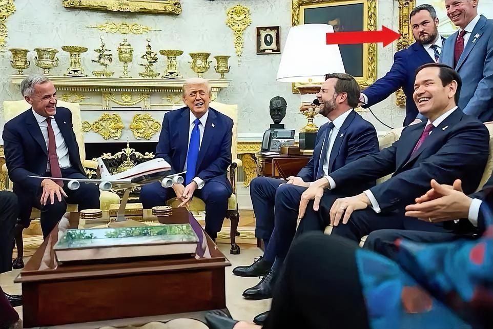箭头指向的这位哥们儿告诉我们什么才是真正的职业素养，什么是专注力。

10月7日